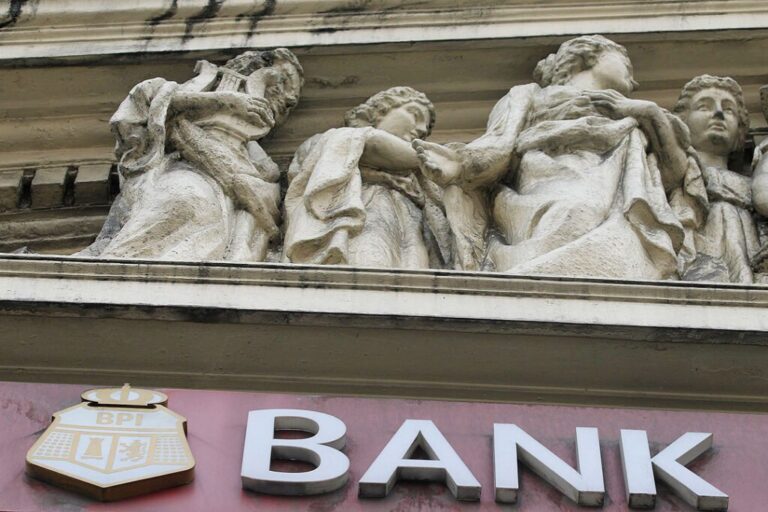 The growth of alternatives to traditional banks in the USA